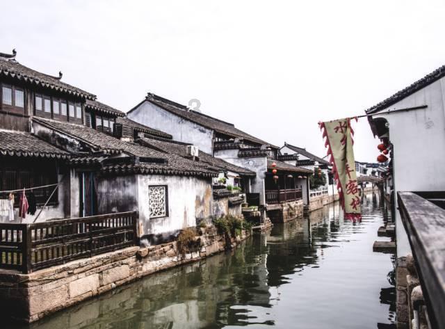 逃出昏暗的地下室